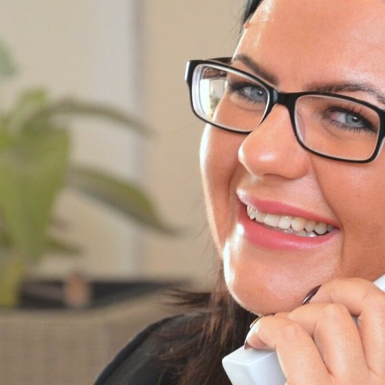 Eine Mitarbeiterin von MTK am Telefon